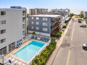 Πισίνα στο ή κοντά στο Beachcomber Motel
