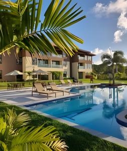 ein Bild von einem Swimmingpool in einem Ferienresort in der Unterkunft Bangalô Essenza do Sol |Luxo & Charme em Carneiros in Tamandaré