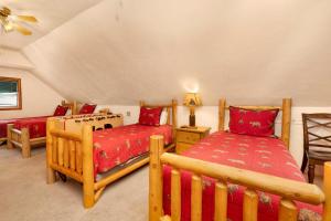 a bedroom with two twin beds and a ceiling at Swiss delight #2244 in Big Bear Lake