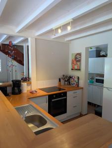 eine Küche mit Spüle und Herd in der Unterkunft Villa dans un have de paix avec piscine in Saint-François