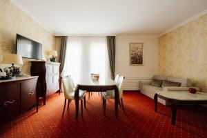 a living room with a table and a couch at Hotel Splendor in Babice Nowe