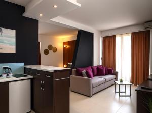 ein Wohnzimmer mit einer Couch und lila Kissen in der Unterkunft Hotel RESIDENCE in Ulcinj