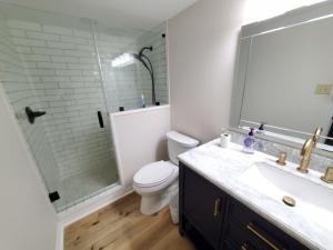 Un baño con inodoro, ducha y lavabo. en Sand Dollar 404, en St. Augustine 16 fotos más