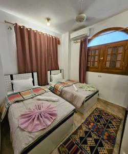 Postel nebo postele na pokoji v ubytování Basmatic Nubian Guest House