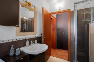 a bathroom with a sink and a shower at Parisi Cerese Borgo Virgilio a 5 minuti da Mantova in Virgilio