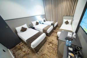 メディナにあるAfaq Silver Hotelのベッド2台と薄型テレビ付きのホテルの部屋 +29枚の写真