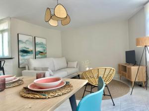 a living room with a table and chairs at Apartamentos Sarga Sentirgalicia in Cabañas