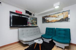 TV a/nebo společenská místnost v ubytování Hotel Lares 70 Laureles