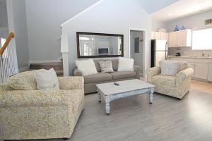 Una sala de estar con dos sofás y una mesa de café. en 33 Davis Love, en Fripp Island