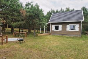 NiepoczołowiceDomek pod lasem的院子内带游乐场的小房子