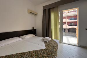Postel nebo postele na pokoji v ubytování Aparthotel Por do Sol