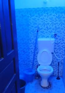 une salle de bain avec des toilettes blanches dans une chambre dans l'établissement Diani Residence, à Ukunda