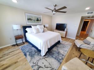 Un dormitorio con una cama grande y un televisor. en Sand Dollar 404, en St. Augustine