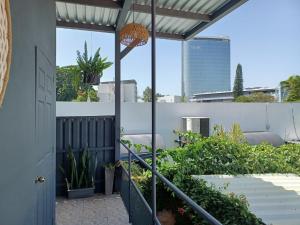 Κήπος έξω από το Charlys Room 9