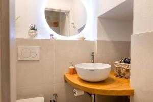 Un baño con un lavabo y un espejo. en Le Perle di Bà - Suites with Jacuzzi in Polignano, en Polignano a Mare