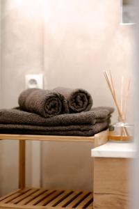 a pile of towels sitting on top of a table at Charmant Studio, 2 personnes, 25 minutes du Zoo de Beauval in Montrichard +18 photos