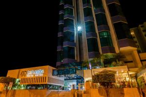 a tall building with a star on top at night at Bahamas Duplex by WS in Campo Grande