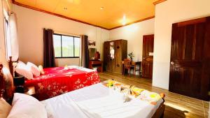 Χώρος καθιστικού στο Chateau La Princesa rooms with cozy garden, billiard table & bar