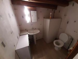 MerにあるGite saint marcのトイレと洗面台のある小さなバスルーム