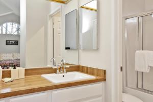 ein Badezimmer mit Waschbecken und Spiegel in der Unterkunft Restmoore #2425 in Big Bear Lake + 12 Fotos