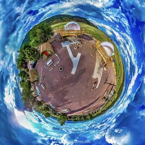 卡农城Mountain View RV Resort, Cabins & Glamping的海洋中岛屿的鸟瞰图