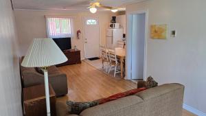 Χώρος καθιστικού στο Wasaga Beach Inn And Cottages