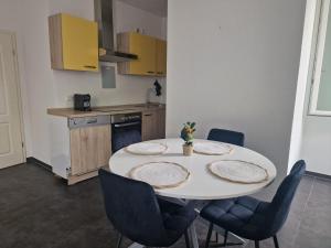 Una cocina o kitchenette en Break A Journey Ap
