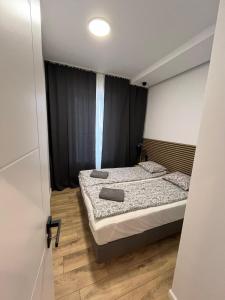 ウッチにあるApartament No 19の小さなベッドルーム(ベッド2台、窓付)