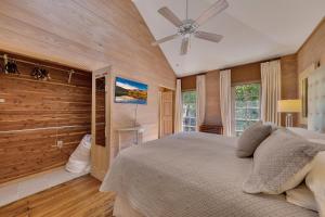 Un dormitorio con una cama y un ventilador de techo. en Private Garden Guest House W Parking, en Atlanta
