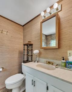 Un baño con inodoro, lavabo y espejo. en Private Garden Guest House W Parking, en Atlanta 39 fotos más