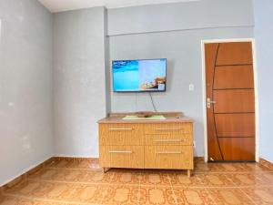 TV a/nebo společenská místnost v ubytování Apto Tupi a 50m do mar – ótima localização