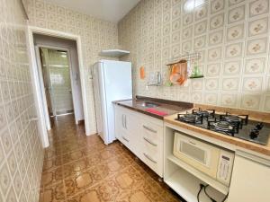 Kuchyň nebo kuchyňský kout v ubytování Apto Tupi a 50m do mar – ótima localização