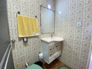 Koupelna v ubytování Apto Tupi a 50m do mar – ótima localização + 7 fotografií