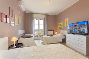 Et tv og/eller underholdning på Appartamento Dante + 7 billeder