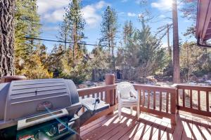 ein Grill auf einer Terrasse mit einem Stuhl darauf in der Unterkunft Restmoore #2425 in Big Bear Lake