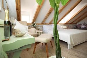 Un dormitorio con una cama y una planta en una habitación en Apartments St. Michel, en Dubrovnik