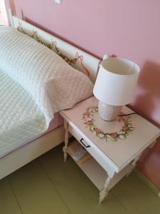 Una cama o camas en una habitación de Sunset Heaven Aegina