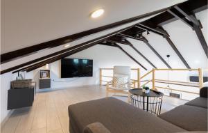 Μια τηλεόραση ή/και κέντρο ψυχαγωγίας στο Lovely Home In Slunj With Wifi