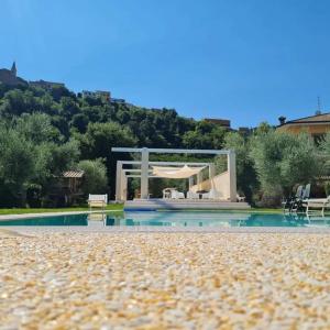 Bazén v ubytovaní Rocky House alebo v jeho blízkosti