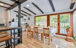 Η κουζίνα ή μικρή κουζίνα στο Lovely Home In Frkasic