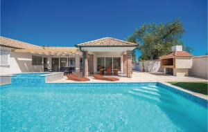 une piscine devant une maison dans l'établissement Cozy Home In Radosinovci With Kitchen, à Radošinovac 35 autres photos