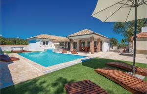 une maison dotée d'une piscine avec des chaises et un parasol dans l'établissement Cozy Home In Radosinovci With Kitchen, à Radošinovac