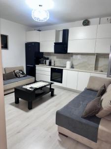 una sala de estar con un sofá y una mesa en Apartament Arena 2, en Elbasan 4 fotos más