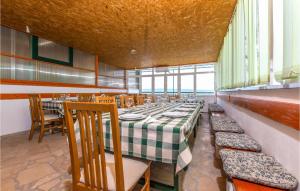 a dining room with a long table and chairs at Gorgeous Home In Jesenice Dugi Rat in Krilo