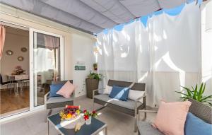 Χώρος καθιστικού στο Lovely Apartment In Milna With Wifi