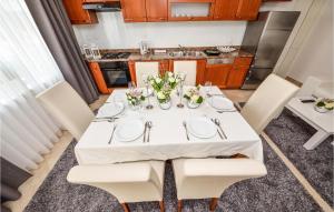Η κουζίνα ή μικρή κουζίνα στο 7 Bedroom Cozy Home In Vir