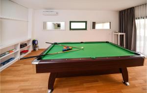 Τραπέζι μπιλιάρδου στο 7 Bedroom Cozy Home In Vir