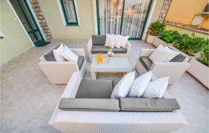 Χώρος καθιστικού στο 7 Bedroom Cozy Home In Vir +22 φωτογραφίες