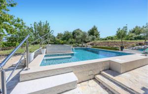 Bazén v ubytování Stunning Home In Plano With Wifi nebo v jeho okolí