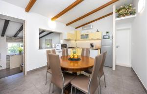 Kuchyň nebo kuchyňský kout v ubytování Stunning Home In Plano With Wifi